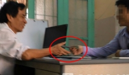 Bác sĩ nhận tiền từ bệnh nhân: Người nhà nhận tin nhắn 'mong được cảm thông'